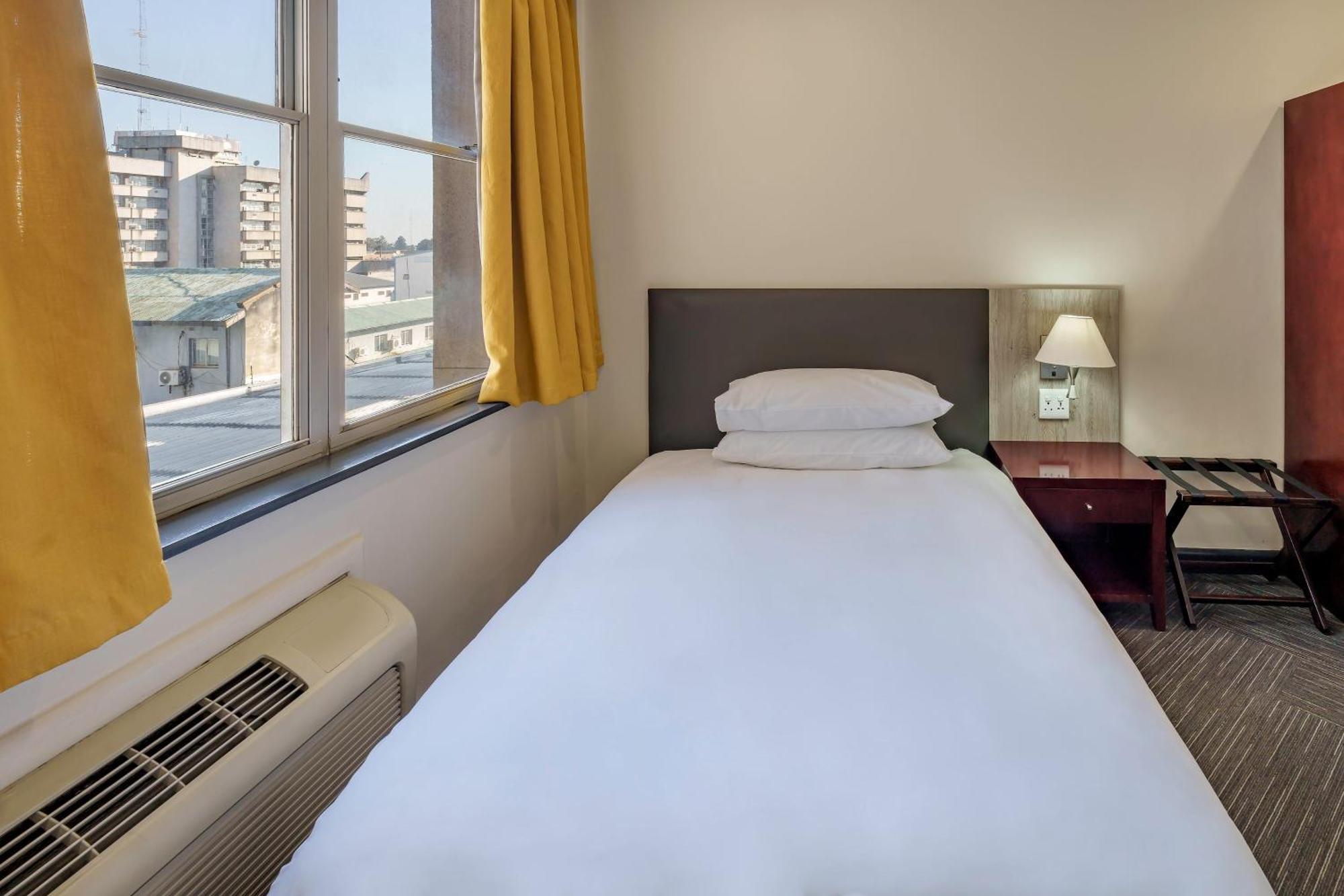 Protea Hotel By Marriott Lusaka Cairo Road Екстериор снимка